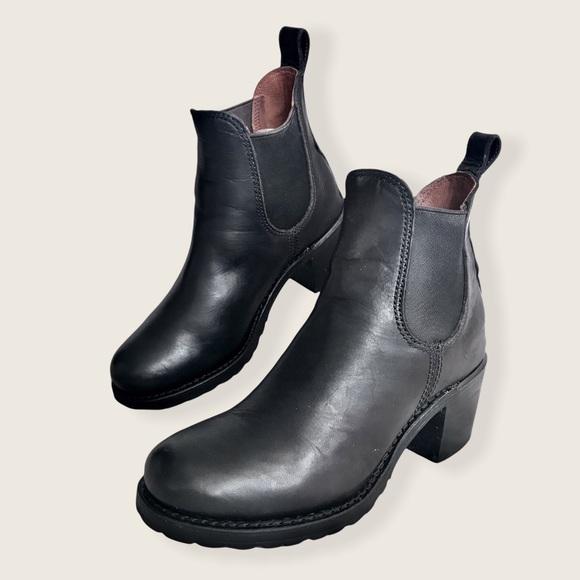 Frye Sabrina Chelsea Retro Black Leather Classic Casual Heeled Moto Ankle Boot - Picture 11 of 16